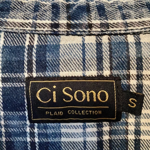 Button down blue plad top - Picture 2 of 2